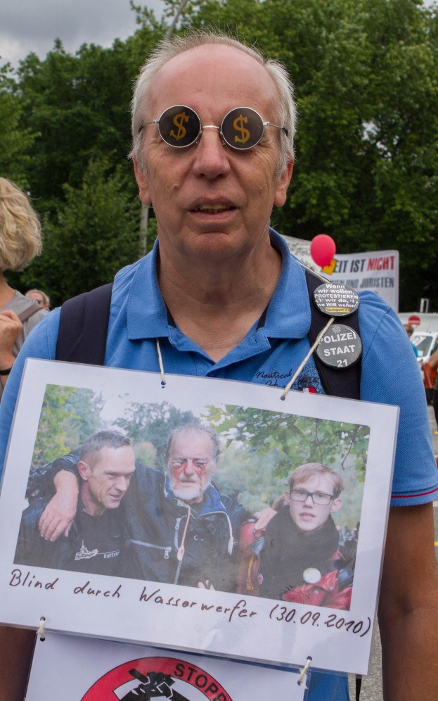 Protest gegen brutale Wasserwerfereinsätze der Polizei