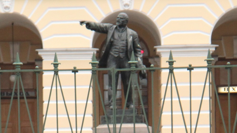 Die Lenin-Statue vor dem Smolny (Foto: RF)