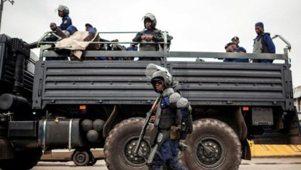 Militärs transportieren Gefangene im Lkw (Foto: RF)