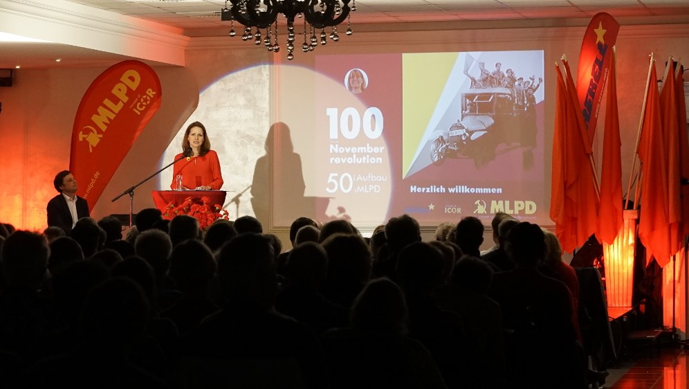 Lisa Gärtner und Peter Weispfenning (links neben ihr) bei ihrer gemeinsamen Rede (rf-foto)