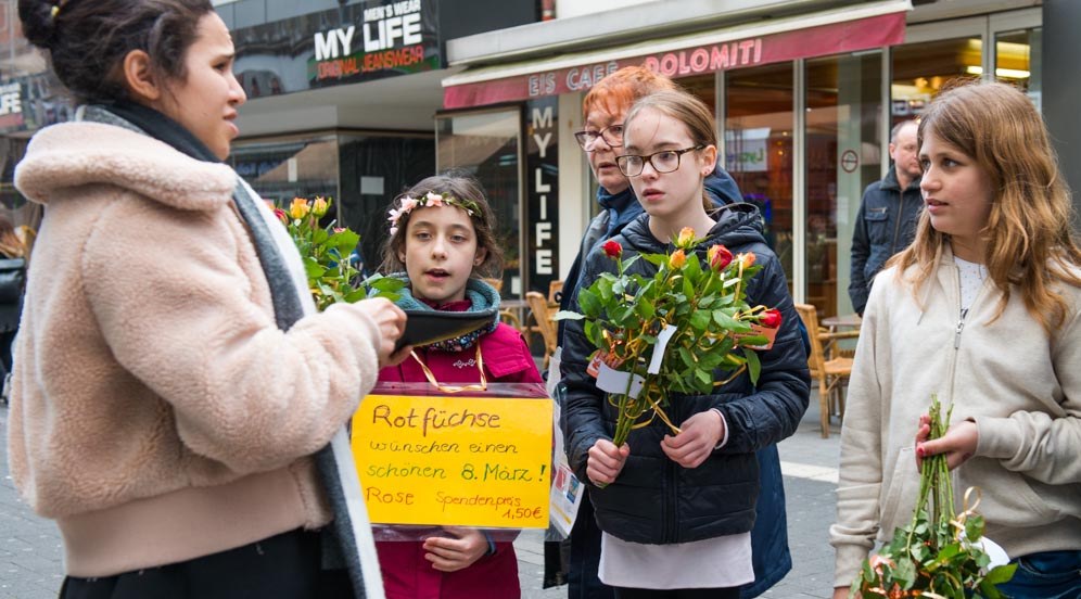 Krefeld: Rotfüchse verkaufen Rosen (rf-foto)