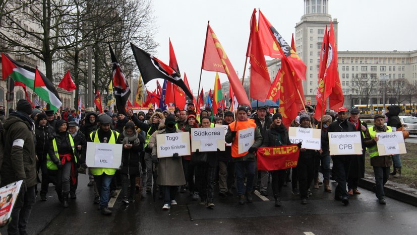 Partei- und Fahnenverbote auf Demonstrationen unzulässig