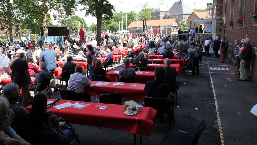 Es ist so weit - die Lenin-Statue steht!