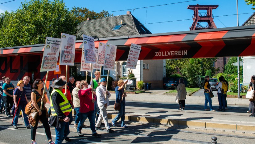 Auf zur Protestdemo – Der RAG die „Rote Karte“