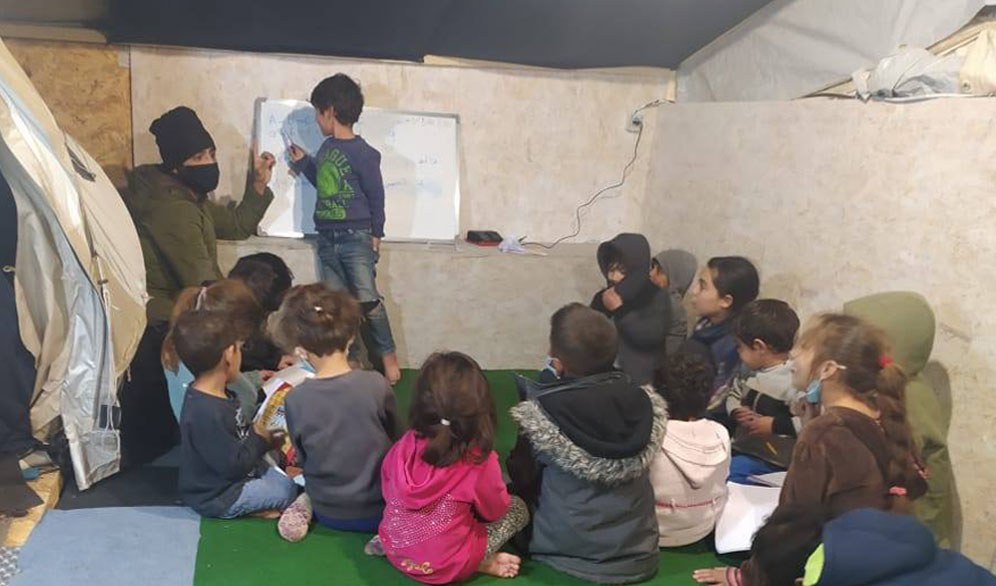Der Arabischunterricht für die Kinder ist der Renner im Camp! (Foto: Solidarität International)