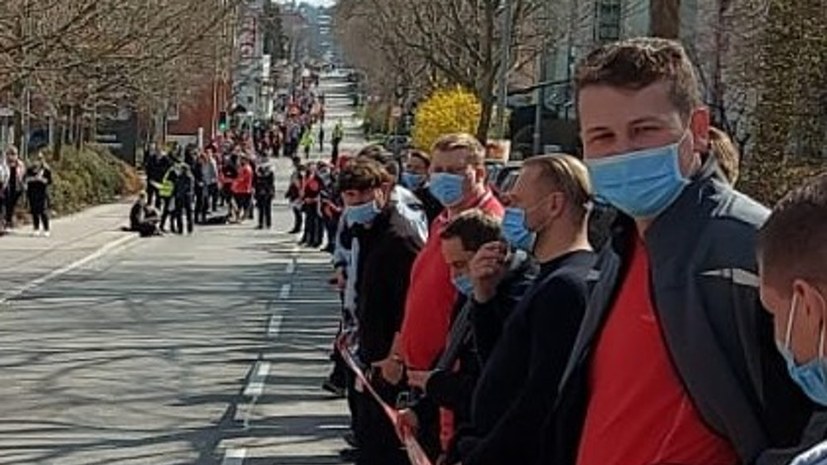 Stuttgart: 6000 Beschäftigte bilden „Menschenkette der Solidarität“ - von Bosch bis Porsche