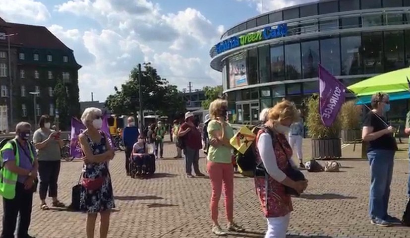 Anziehende Kundgebung des Frauenverbands Courage in Berlin