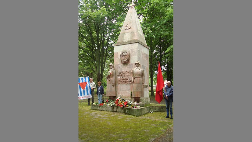 Gedenken auf dem sowjetischen Ehrenfriedhof