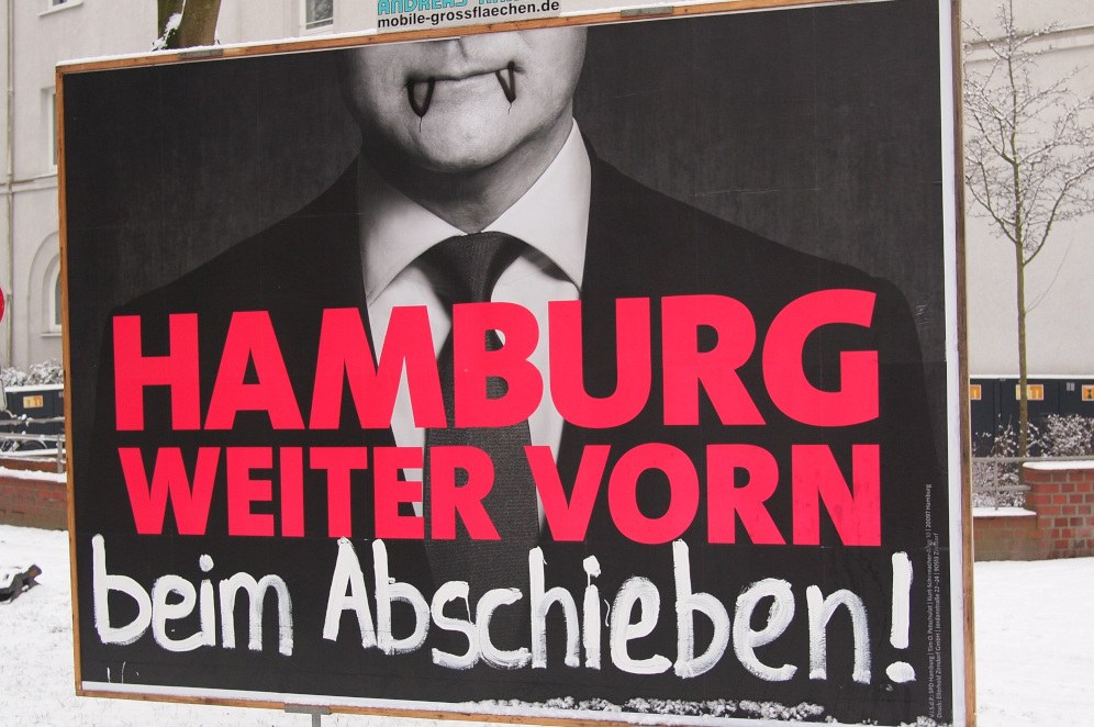 Kommentiertes Bundestagswahlplakat von Olaf Scholz