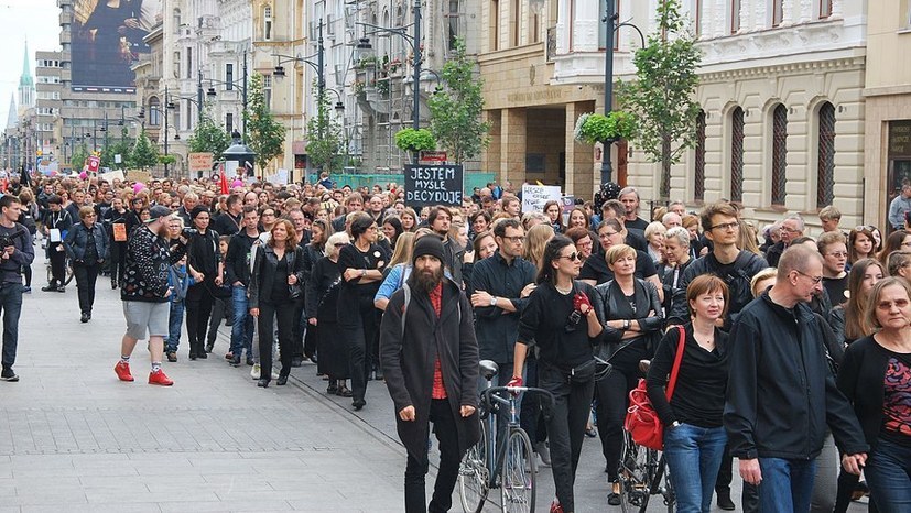 „Keine einzige mehr!“ - Massenproteste gegen Schwangerschaftsabbruchs-Verbot der faschistoiden Regierung