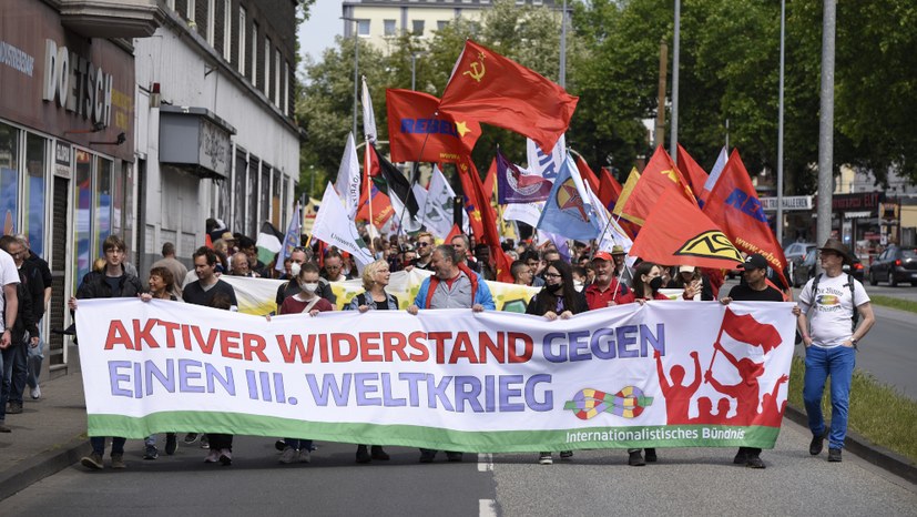 Kämpferische Zukunftsdemo für den Weltfrieden - Pfingstjugendtreffen eröffnet