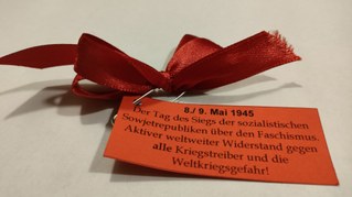 "Rote Schleife" zum 9. Mai