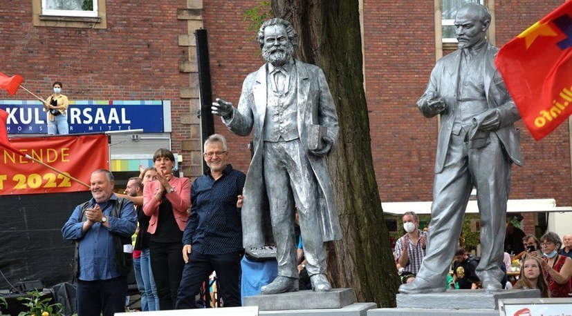 Karl Marx auf dem Cover und Diskussionen  über "Sozialismus light" und "Sozialismus, aber echt"