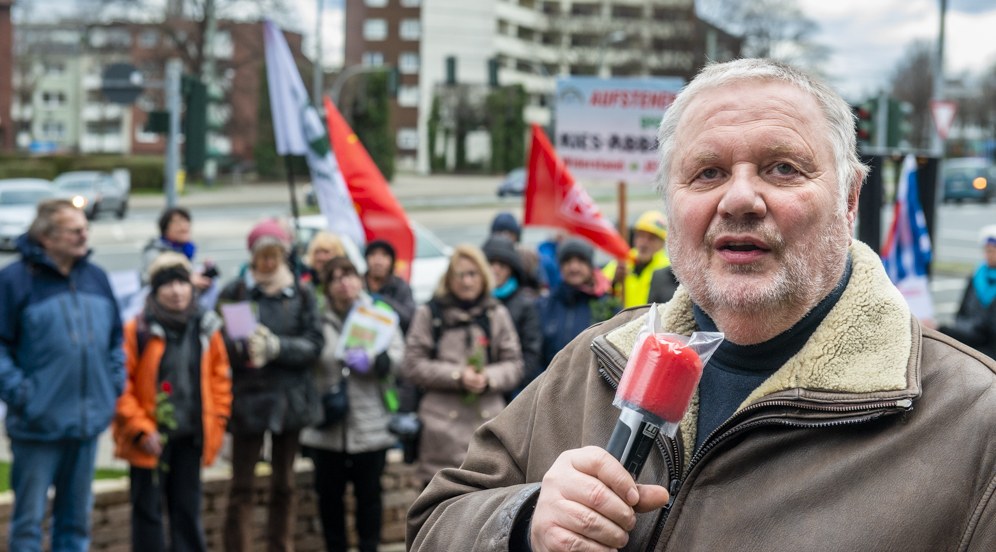 Stefan Engel spricht bei der Abschlusskundgebung (Foto: RF)