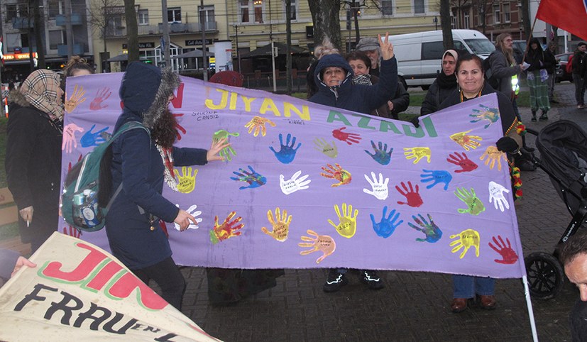 Strömendem Regen in Mannheim am Internationalen Frauentag getrotzt