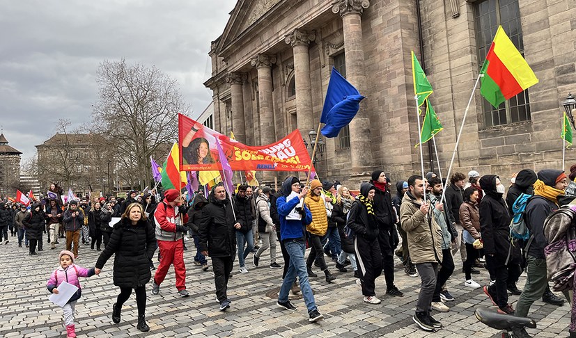 Große Demonstration zum 8. März mit überwiegend jungen Frauen