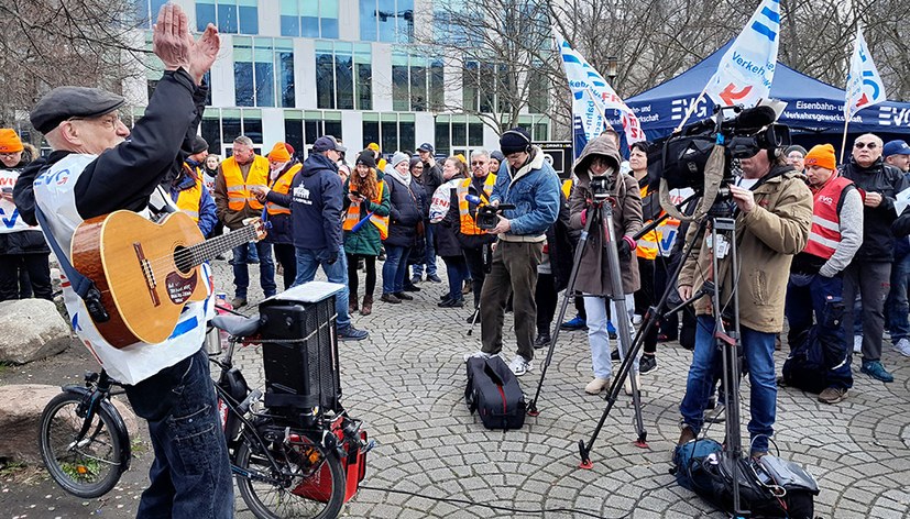 Die Lok, die fährt heut' nicht los. Was ist denn da bloß los?