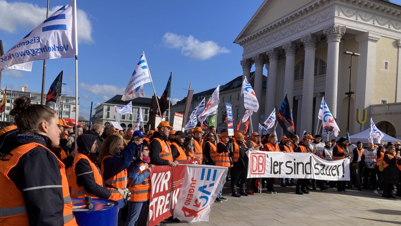 Karlsruhe: Eindrucksvoller Demonstrationszug zum Hauptbahnhof