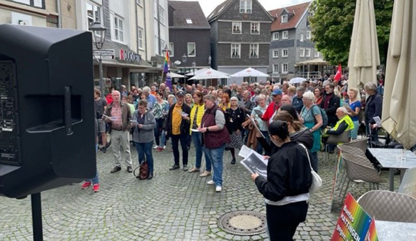 Begeistertes Singen am 8. Mai