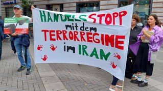 Teilnehmer der Iran-Solidarität begrüßen die Initiative der Stuttgarter Straßenbahner