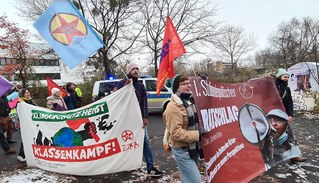 Vielversprechender Auftakt mit Einleitungsbeiträgen, Grußworten und einer kämpferischen Demo