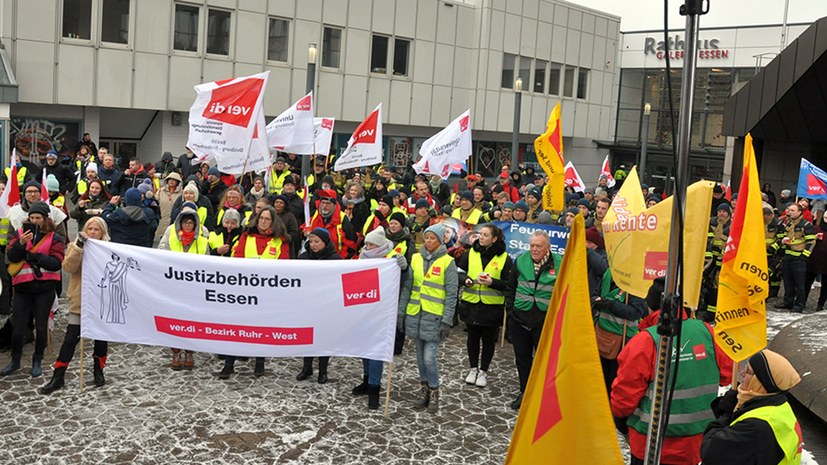 „Da streikt selbst der Weihnachtsmann!“ - Kämpferische Streikkundgebung von Ver.di