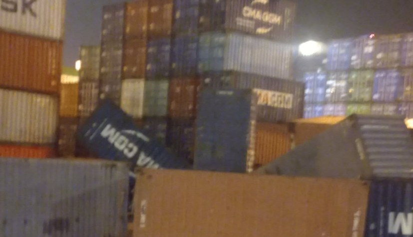 Im Cosco-Container-Hafen "regnet" es Container