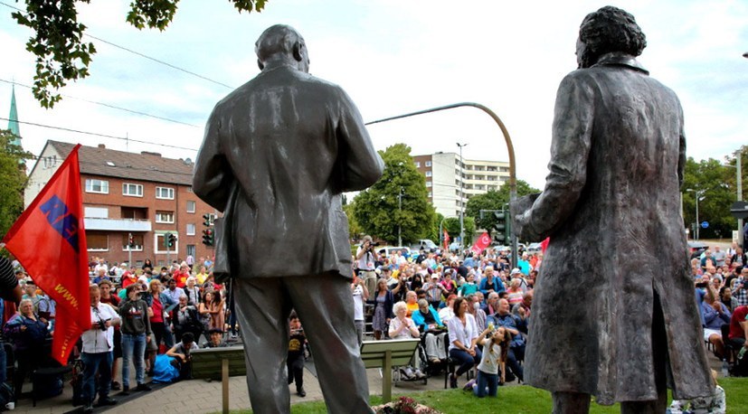 An der Lenin-Statue: Gedenken zum 100. Todestag