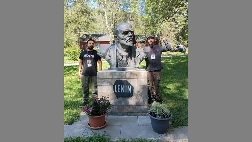 "Lenin lebt durch seine Lehren!"