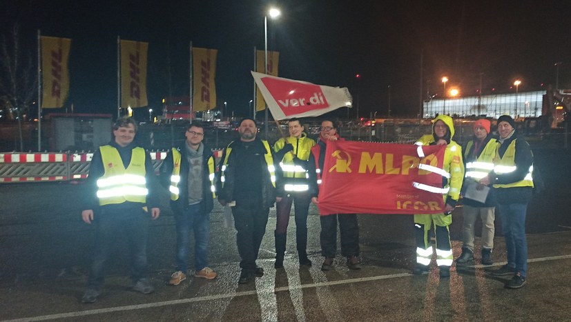 Auf der nächtlichen Streikkundgebung bei DHL in Schkeuditz