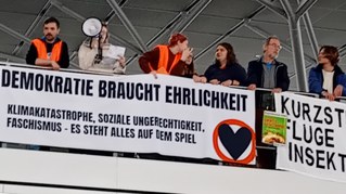 Protest der Letzten Generation im Terminal 3 des Stuttgarter Flughafens