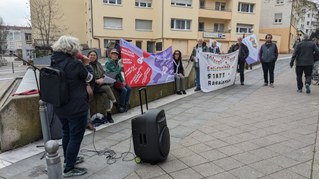 Pforzheim: Freundeskreis Flüchtlingssolidarität demonstriert vorm Ausländeramt