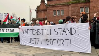 Wiesbaden: Hunderte Menschen bei Ostermarsch und „Frieden für Gaza"-Demo