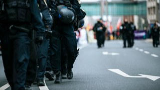 Polizei: Durchsetzt von Verschwörungsmythen, Reaktion und Faschismus