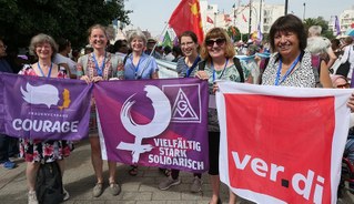 Frauen und Mädchen, international verbunden mit der Arbeiterbewegung!