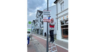 Beim Plakatieren in Gelsenkirchen-Buer