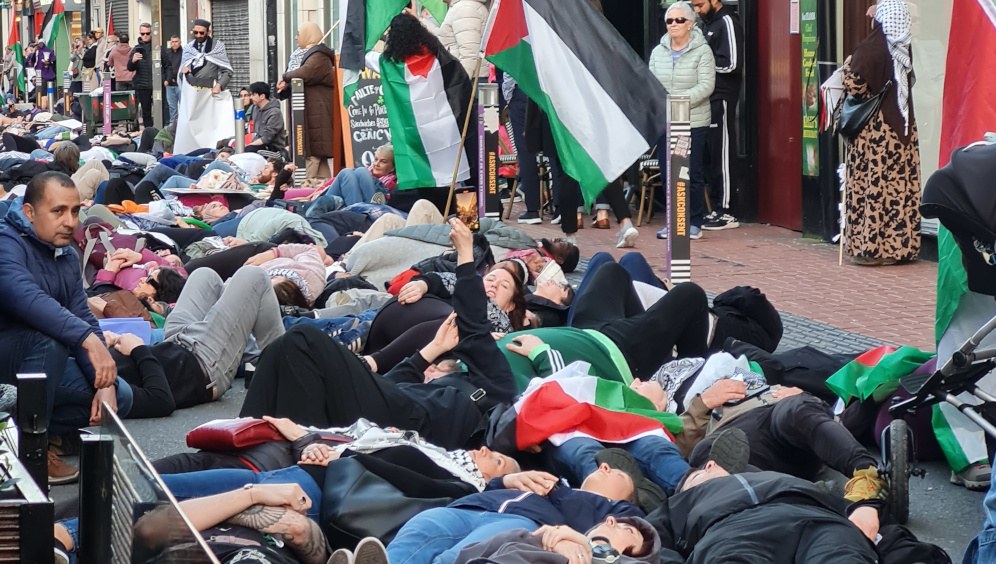 Straßenblockade durch Pro-Palästinademonstration in Cork / Irland