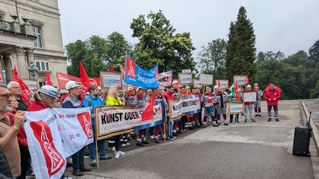 IG Metall protestiert vor Villa Hügel