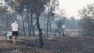 Der Himmel über einigen Gebieten in Athen ist dunkel