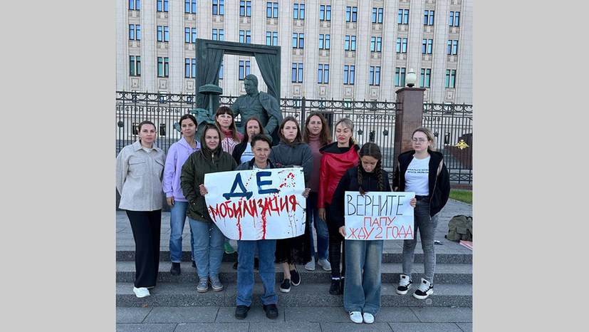 Frauen mobilisierter Soldaten protestieren