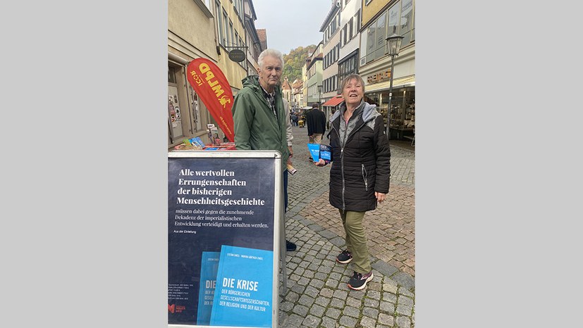 Neuerscheinung der MLPD am Info-Stand in der Stadt vorgestellt