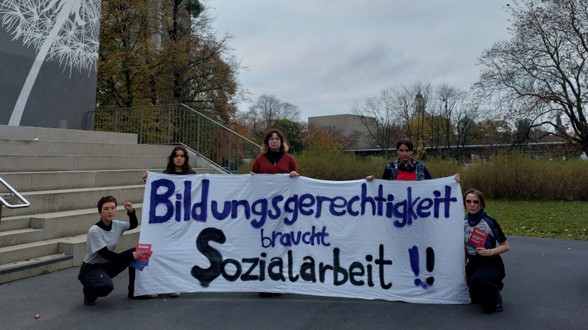 Banner wegen Kürzungen in der Sozialarbeit gehisst