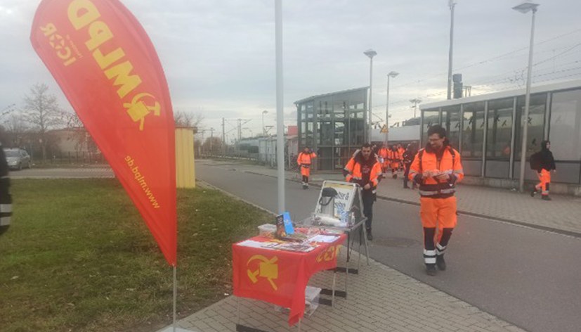 MLPD und Freunde vorm Tor bei DHL in Schkeuditz