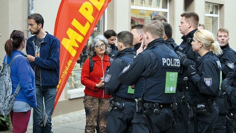 Faschistoide Unterdrückungsversuche einer MLPD-Veranstaltung mit der Parteivorsitzenden durch die Polizei