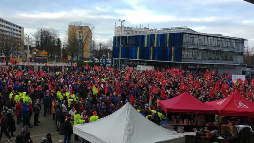 Urabstimmung einleiten!  Selbständig streiken!  Die politische Machtprobe annehmen! Erfahrungen sammeln und Zukunftsdiskussionen weiterführen!