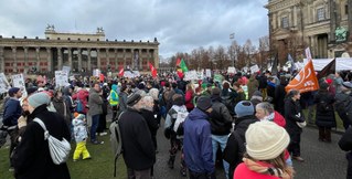 Breites Bündnis demonstriert gegen massive Kürzungen des Berliner Senats