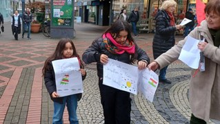 „Bijî Berxwedana Kobanê“ schallte es über die Bahnhofstraße