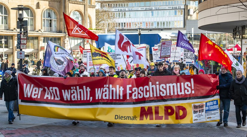 Hunderttausende bei Massendemonstrationen gegen Faschismus - Aufklärungsarbeit und Überzeugungswahlkampf der MLPD