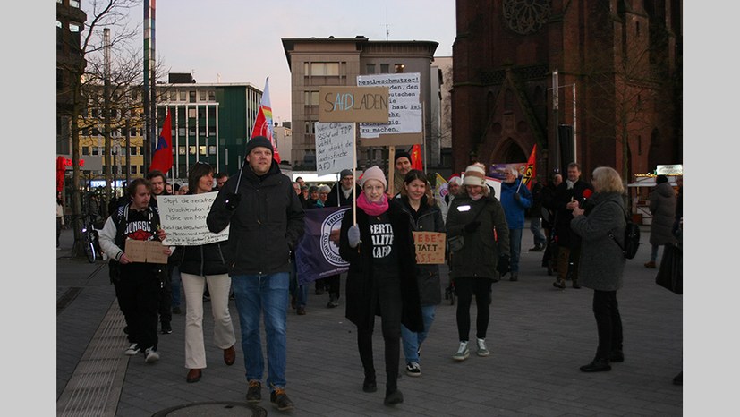 Protestiert und demonstriert gegen die faschistische Gefahr!  Aber mehr noch: Entfaltet eine antifaschistische Massendebatte - sucht überall das Gespräch!