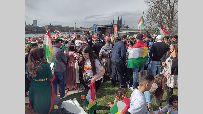 Newroz piroz be - Herzliche Glückwünsche zu Newroz